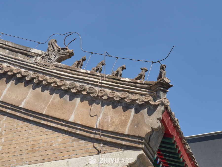 中式传统建筑屋顶的精美雕塑