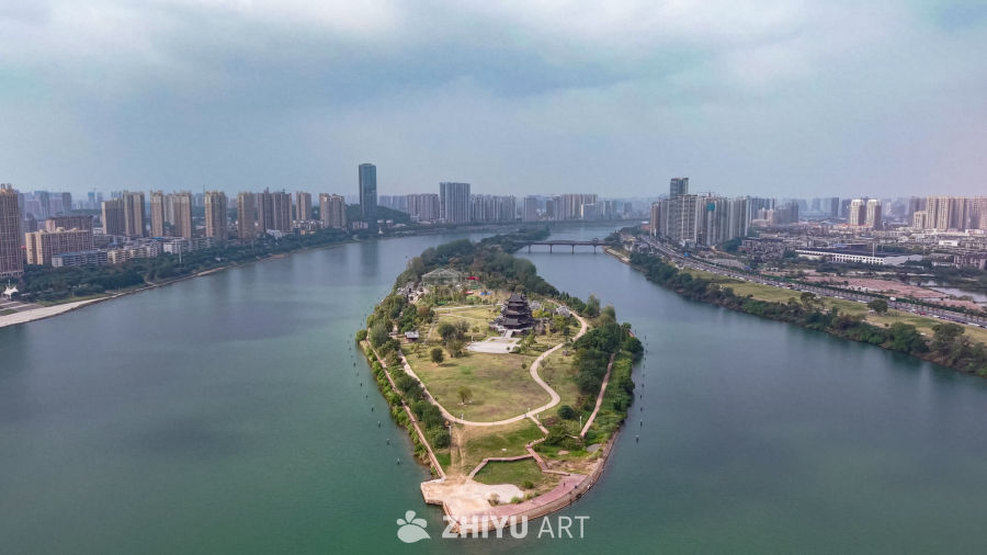 城市绿洲：河流环绕的公园