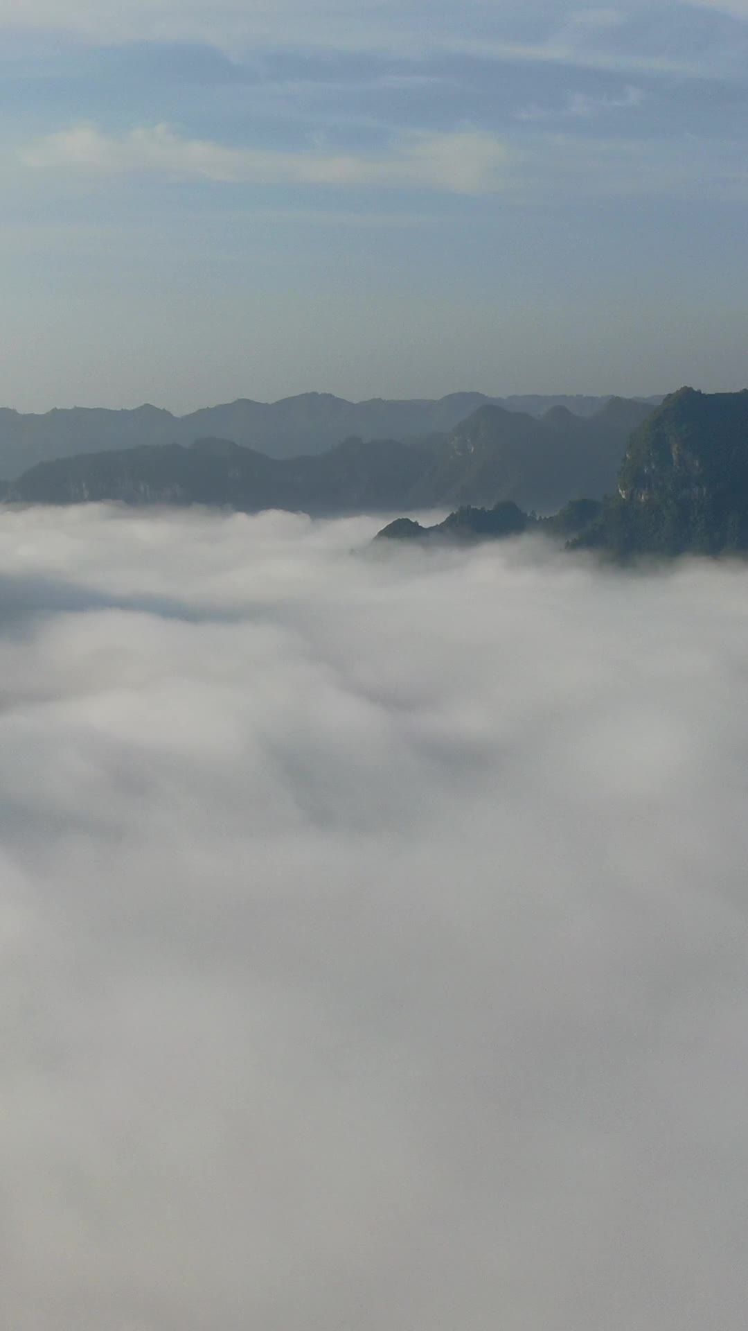 云海山峰晨景
