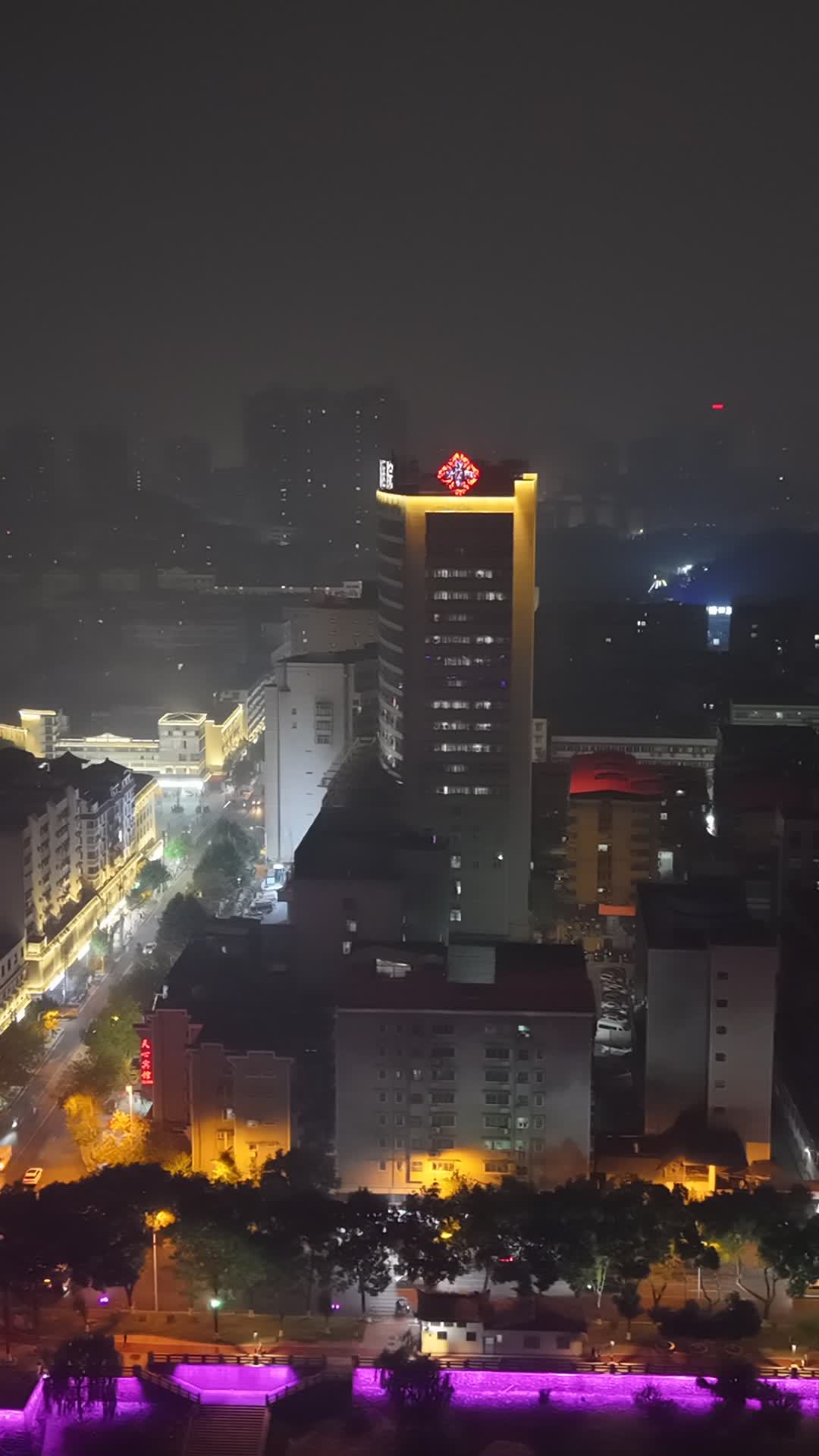迷雾中的都市夜景