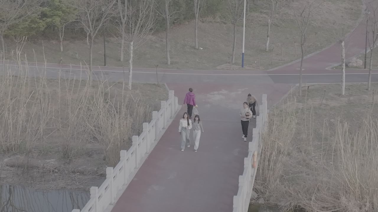 桥上漫步的悠闲时光