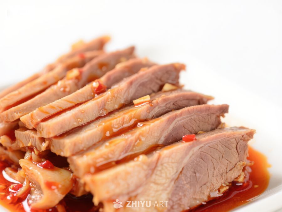 酱牛肉切片，淋上辣椒油 332