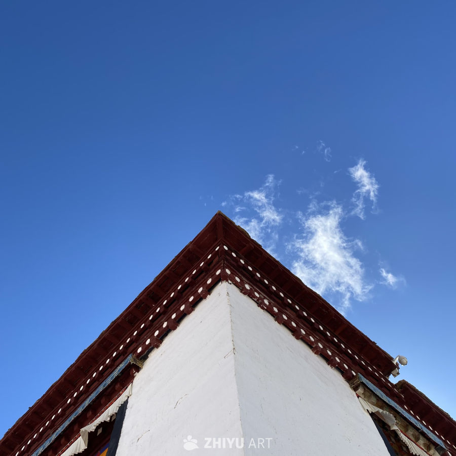 蓝天下的寺庙一角