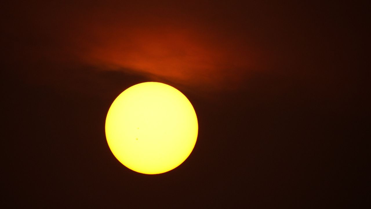 太阳日出日落夕阳逆光刺眼星芒