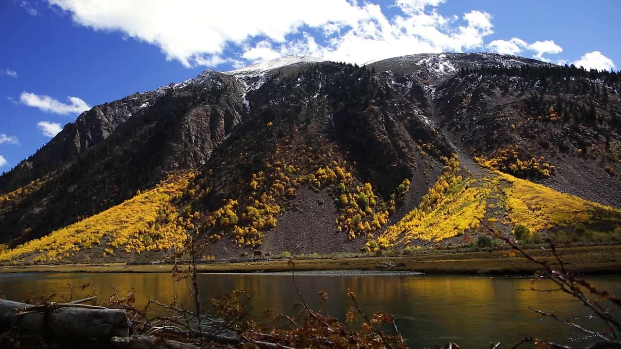西藏秋季雪山山脉风景