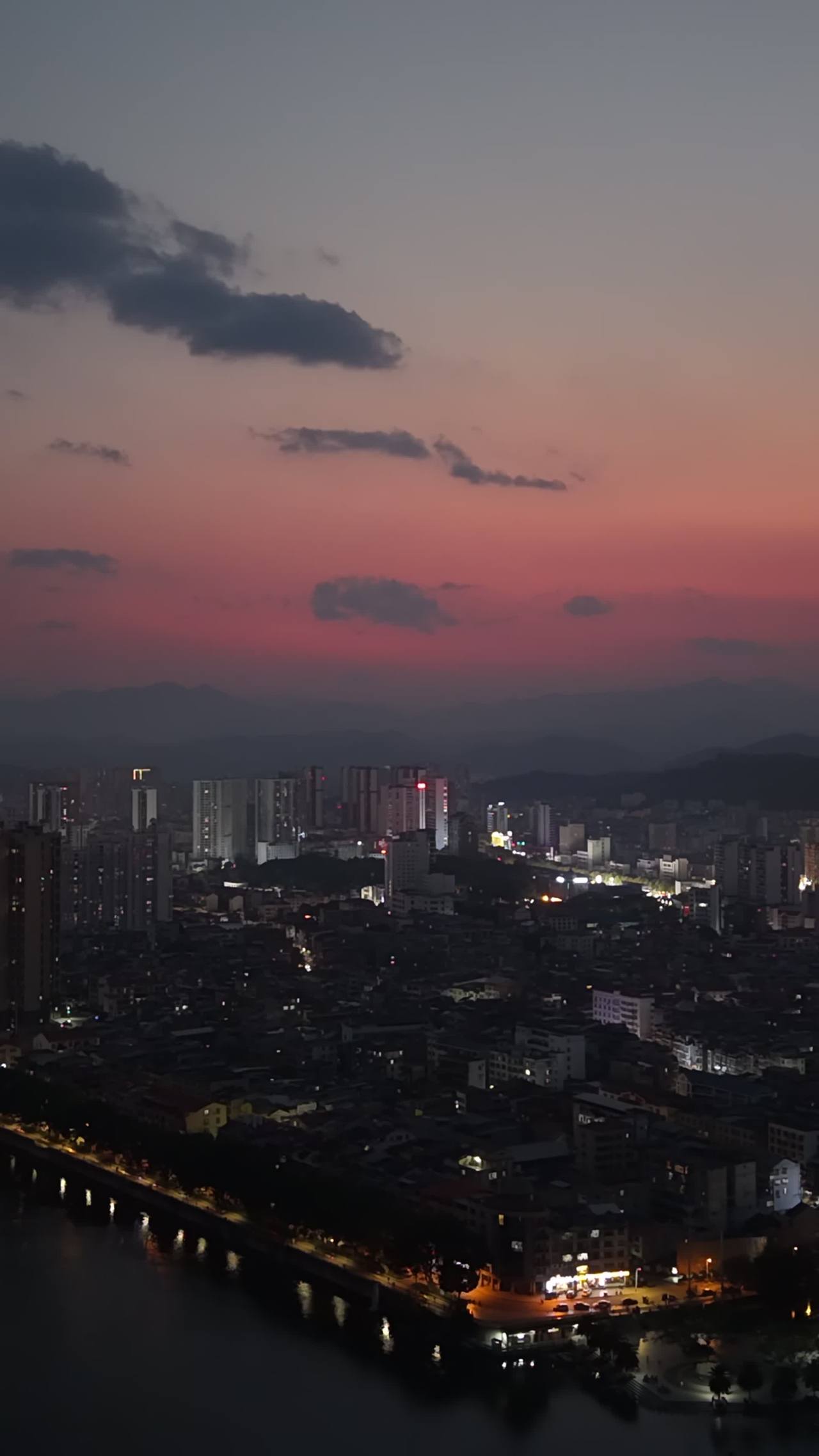 城市黄昏的静谧时光