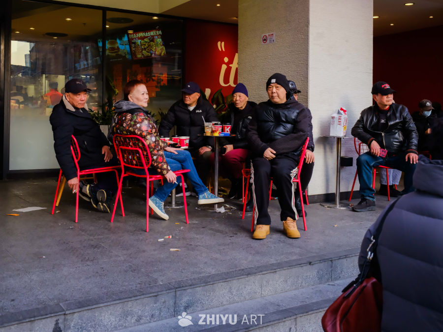 街头老人闲聊日常