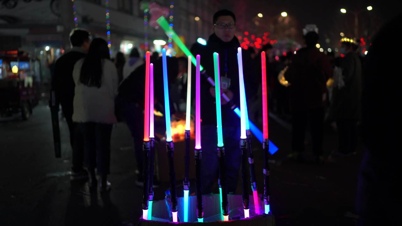 夜市上的彩色光棒