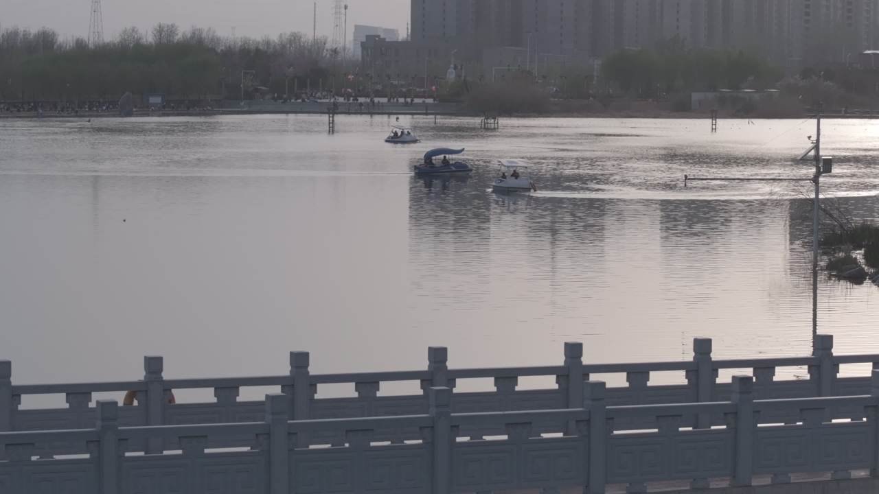 湖畔静谧时光