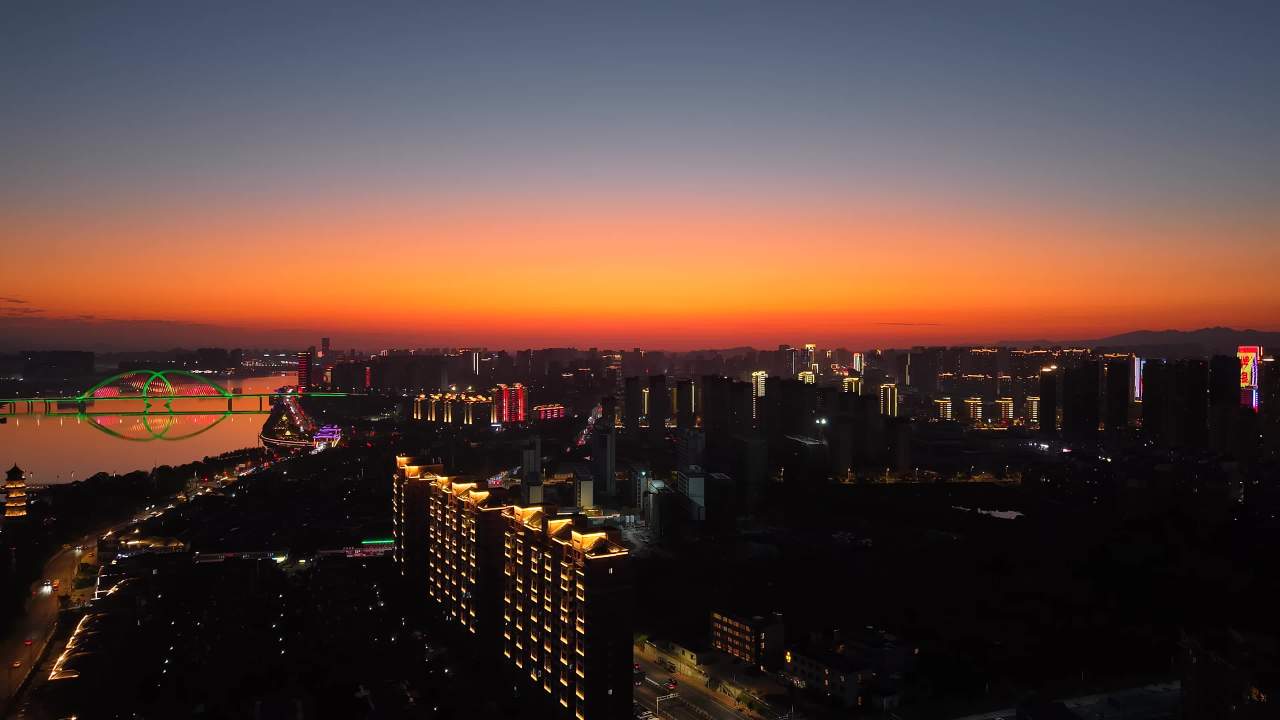 城市日落下的璀璨灯火