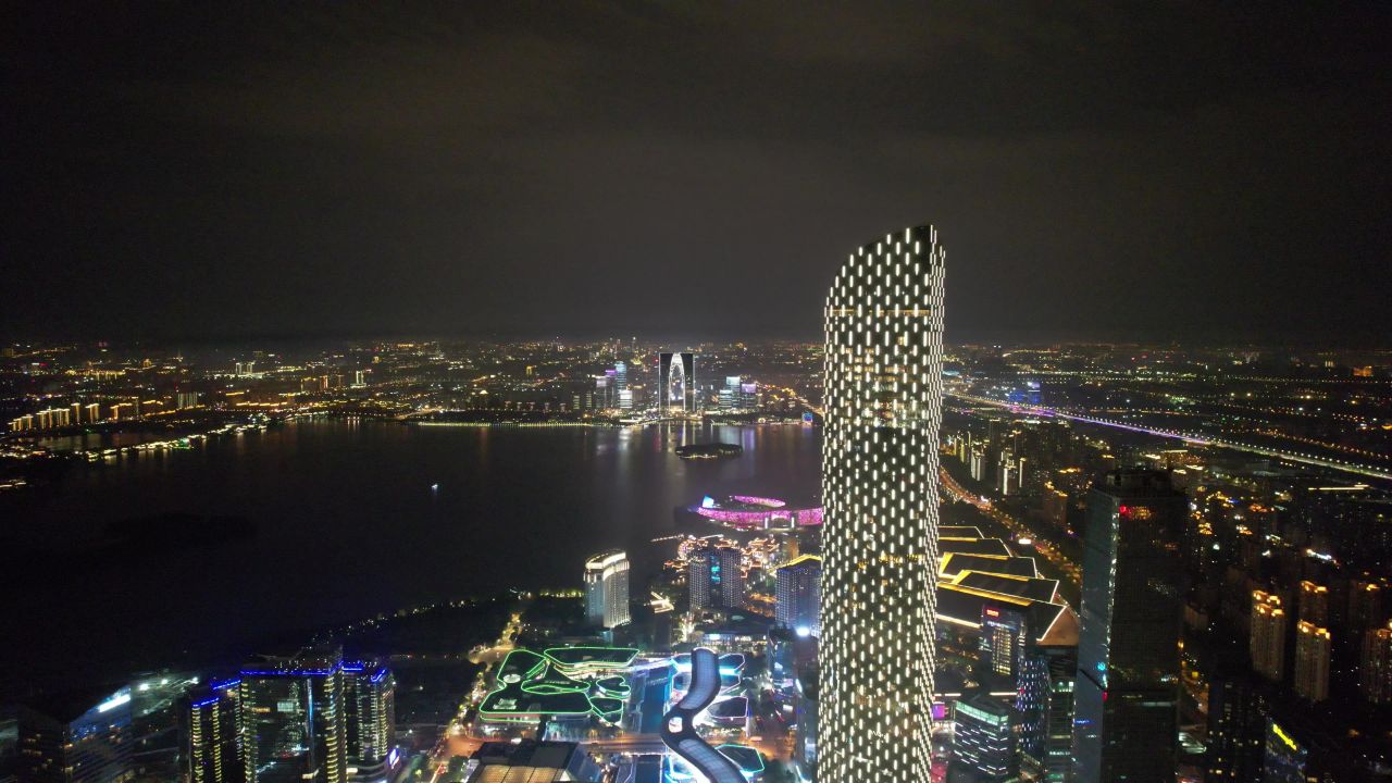 江苏苏州工业园区国金中心苏州之门夜景灯光航拍  
