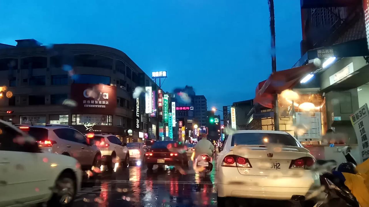 街道下雨雨中即景