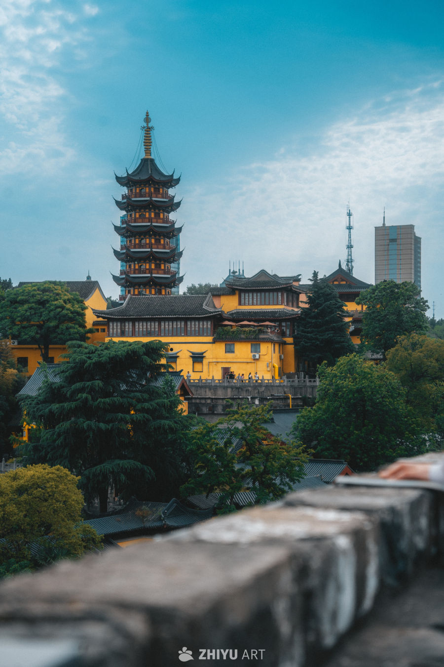明城墙上看鸡鸣寺