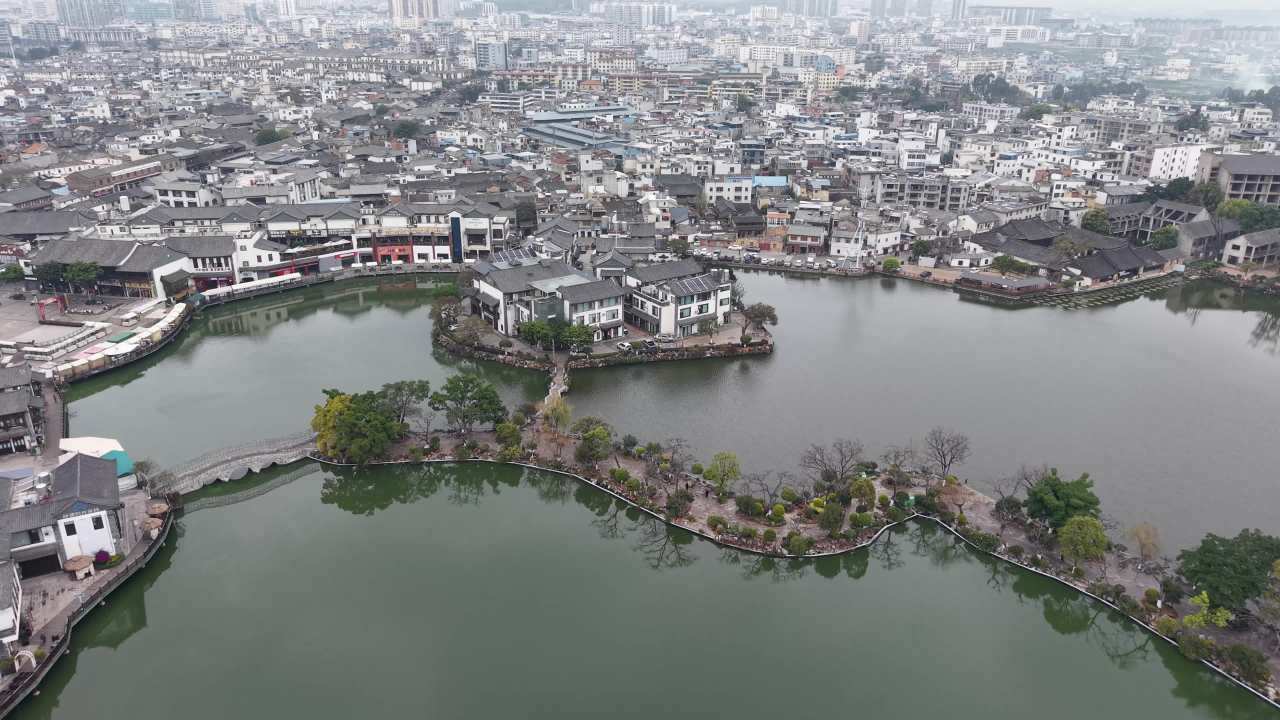 古城湖畔的宁静时光