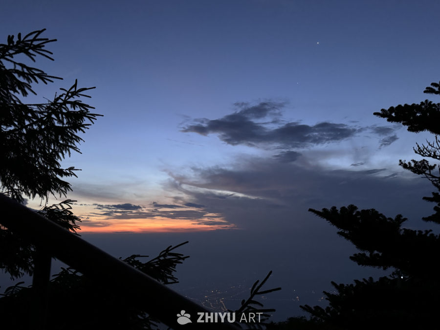 黄昏时分的山间剪影