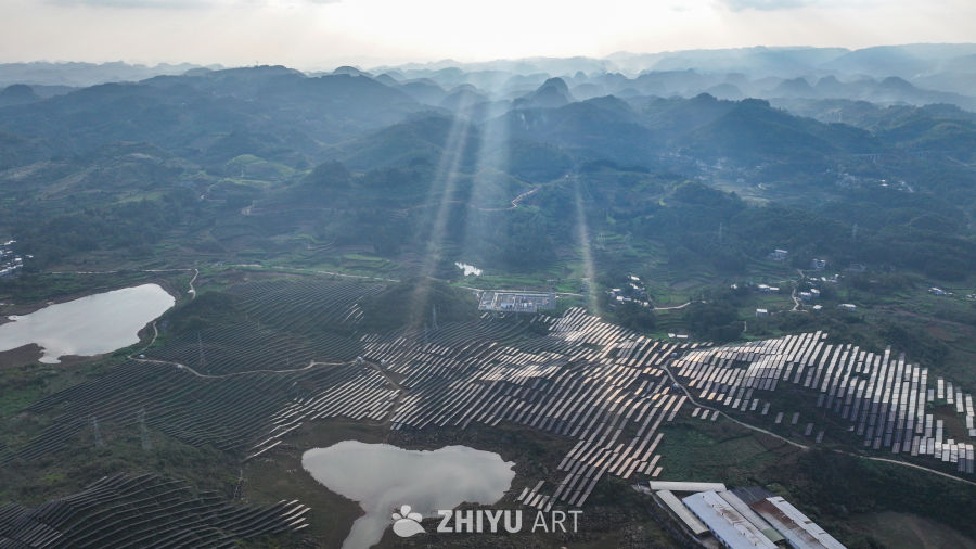 航拍贵州山区光伏发电站 新能源发电 9