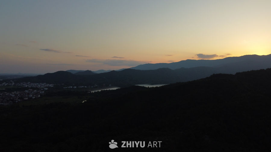 日落山间静谧时光