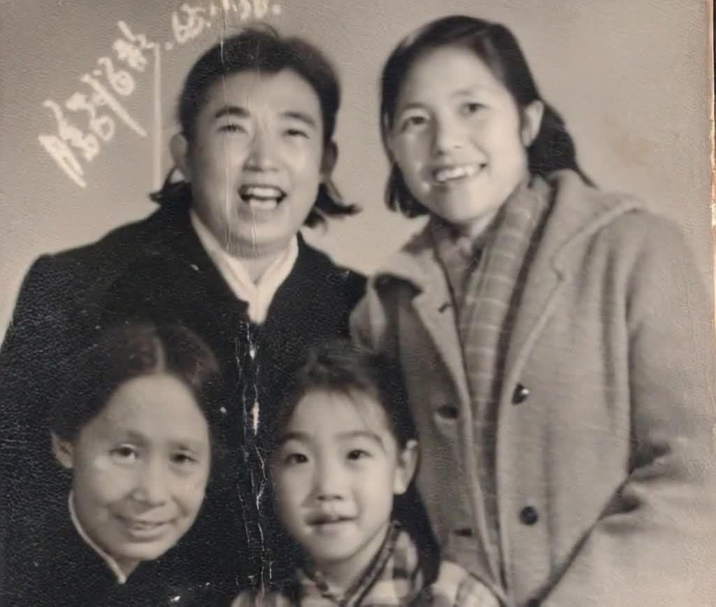 老照片：四代女性家庭合影留念