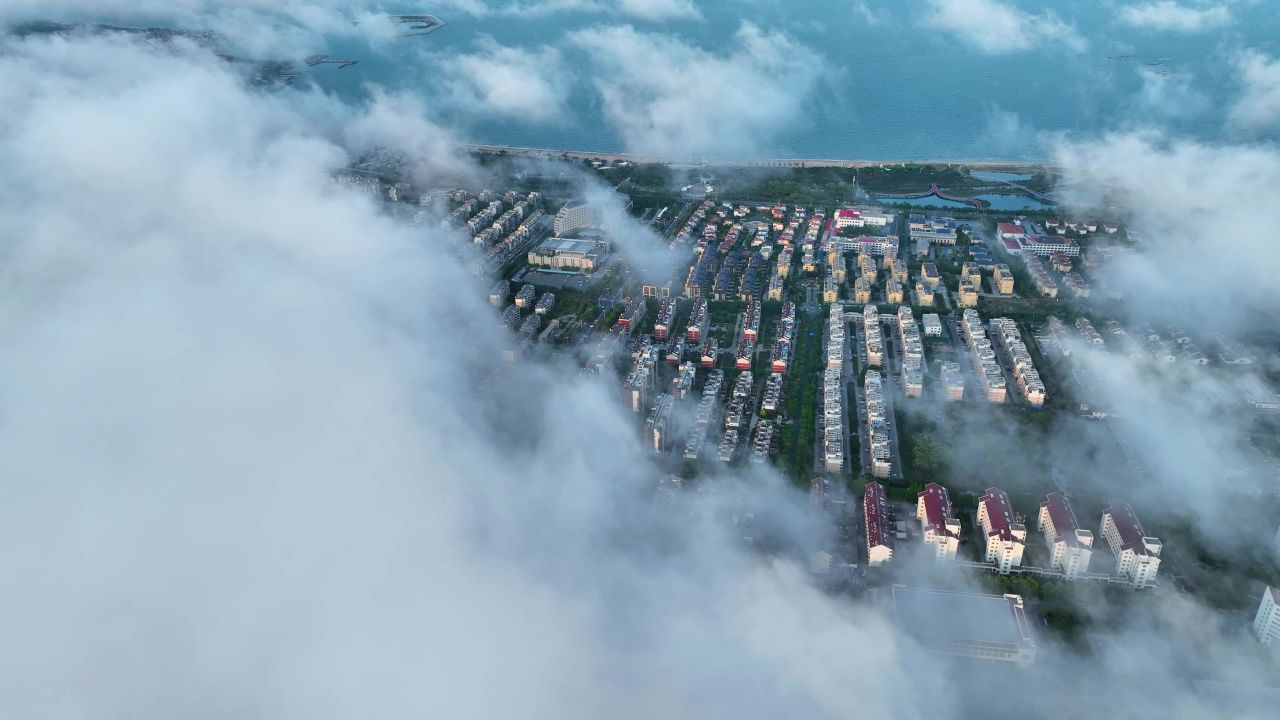 云端下的城市空镜