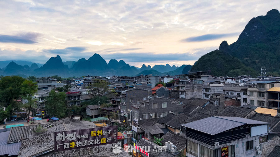 小镇日落与山峰的宁静时光