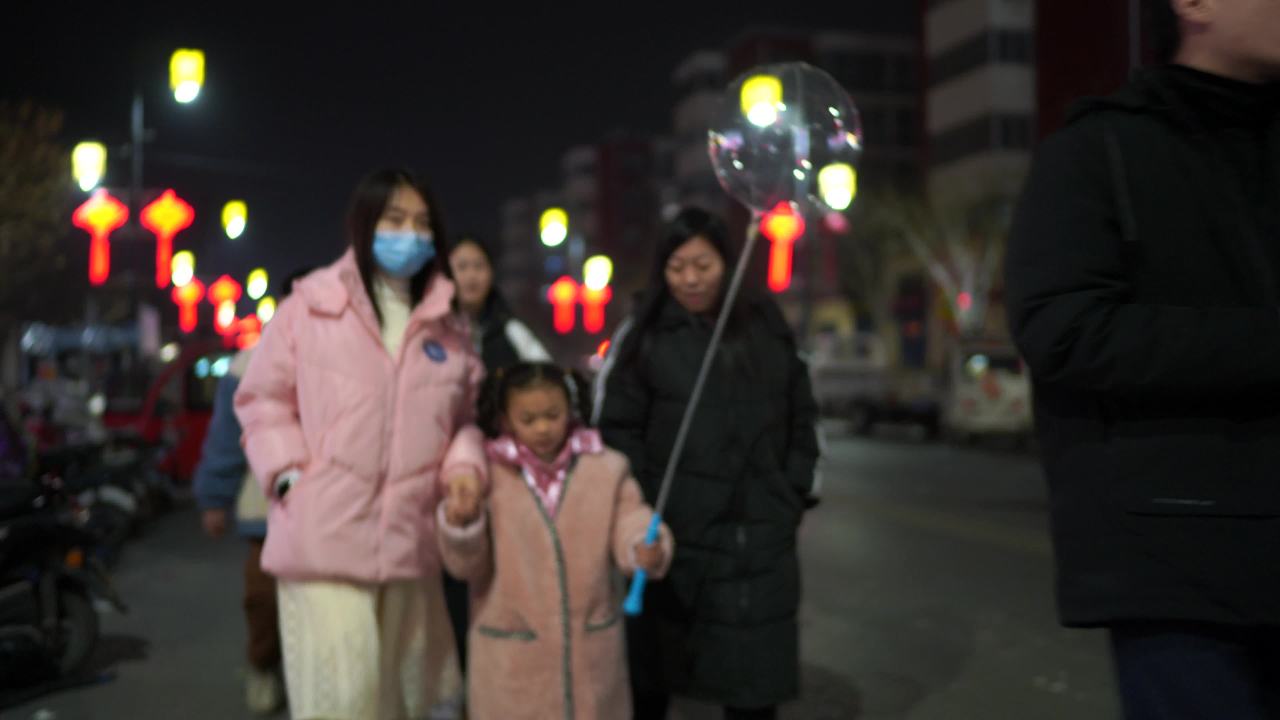 夜市街头的温馨时刻