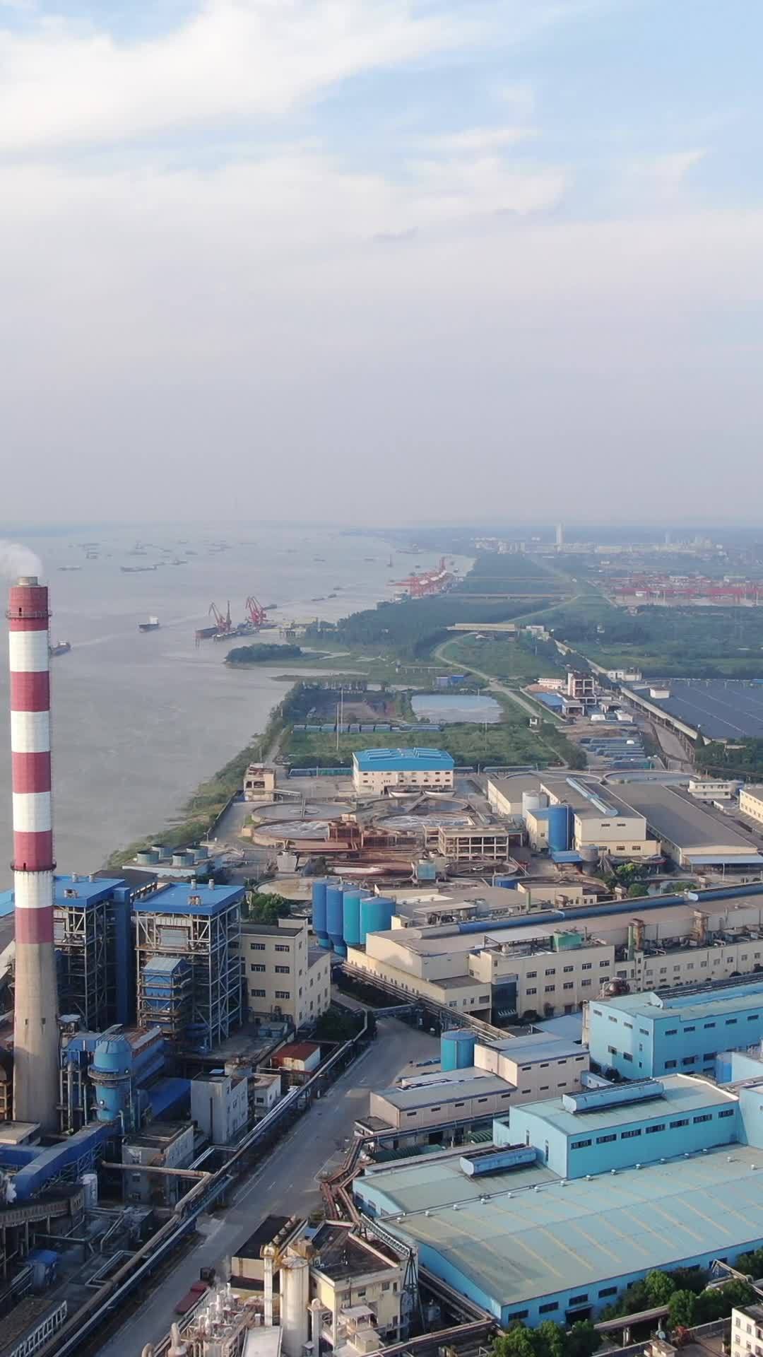 工业区与港口的全景