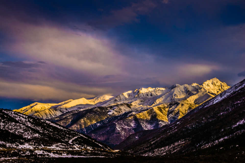康定黄金雪山