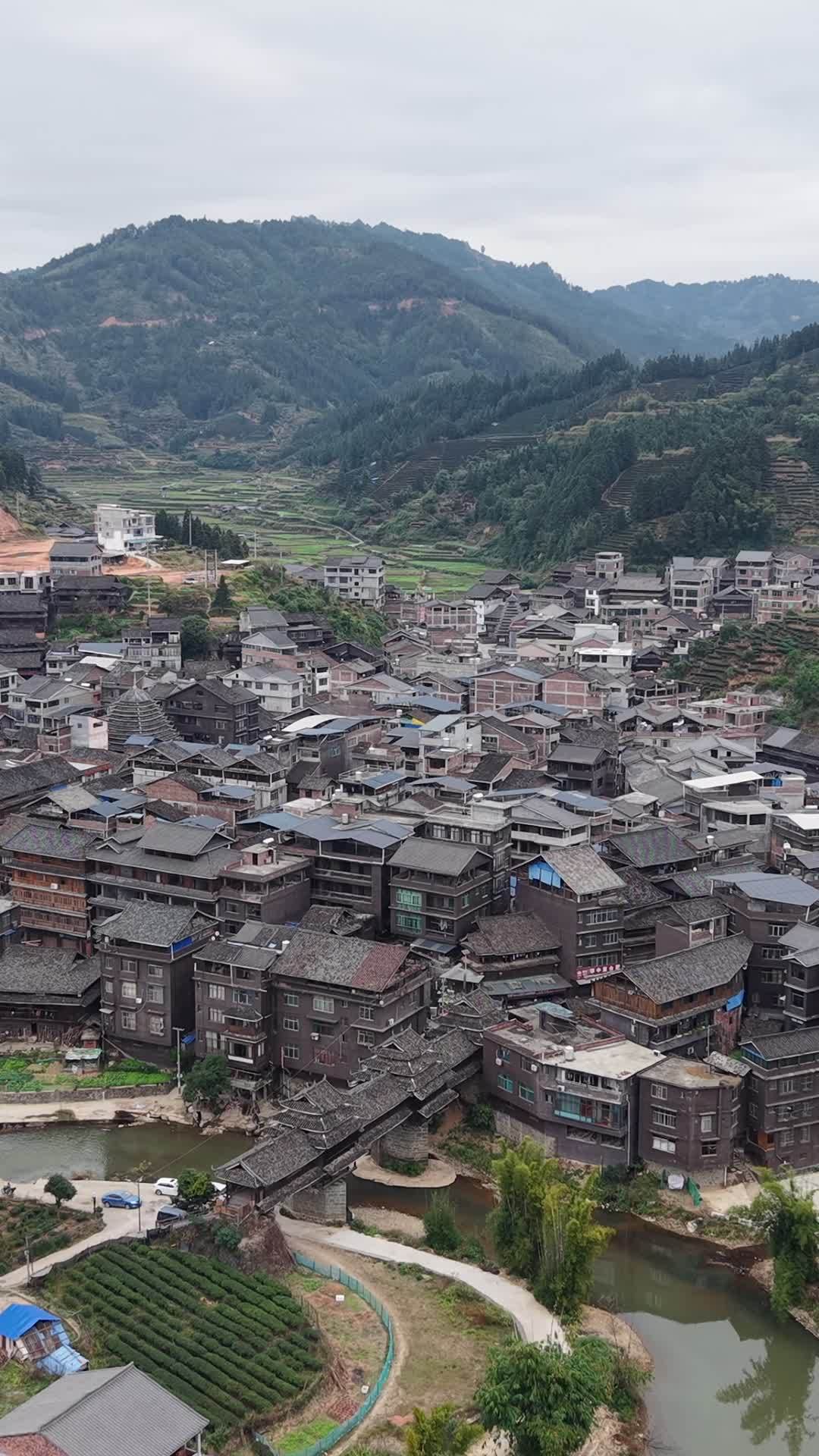 竖版航拍侗族特色建筑程阳八寨风景 (13)