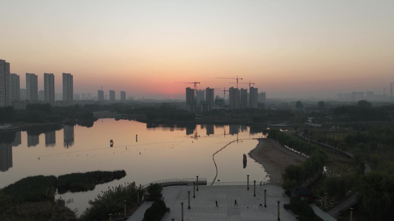 日落下的城市湖畔