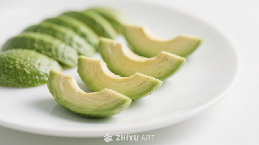 新鲜切片牛油果摆放于白色盘中