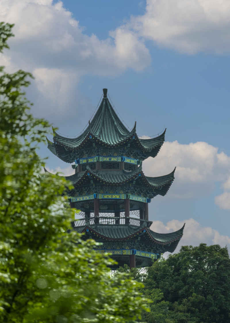 蓝天白云亭子