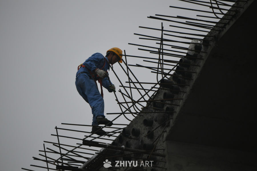 高空施工中的建筑工人