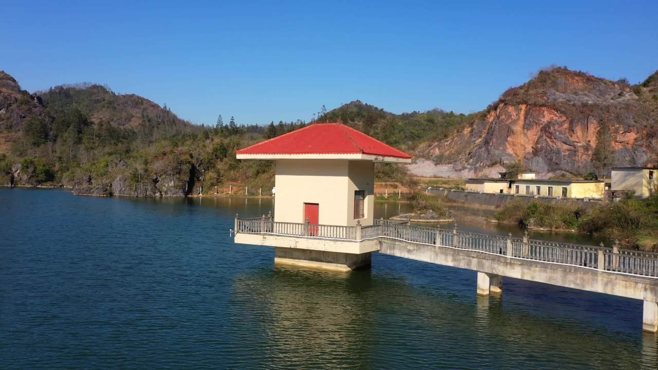 湖畔小屋与山景