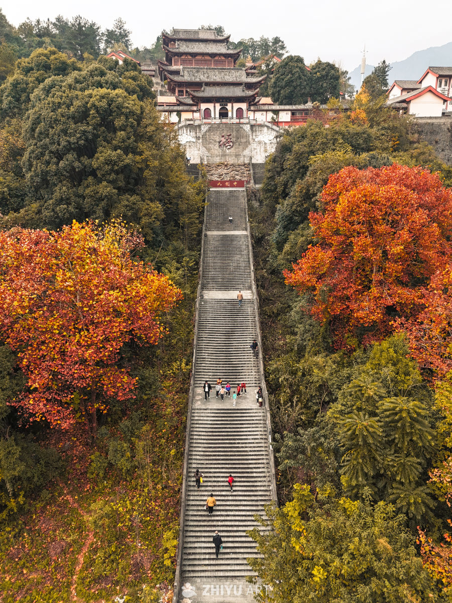 秋日古刹阶梯景