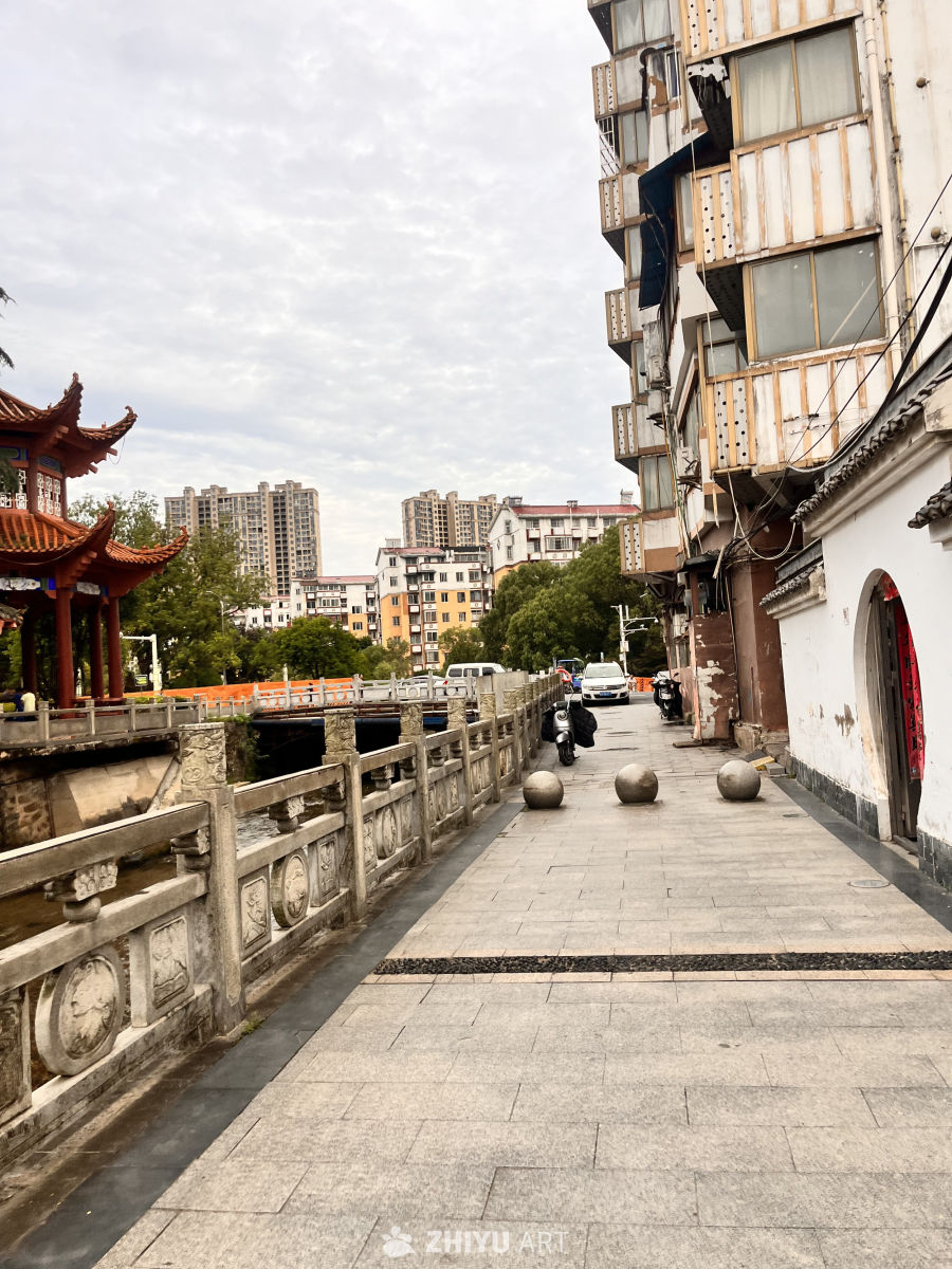 古桥下的现代都市