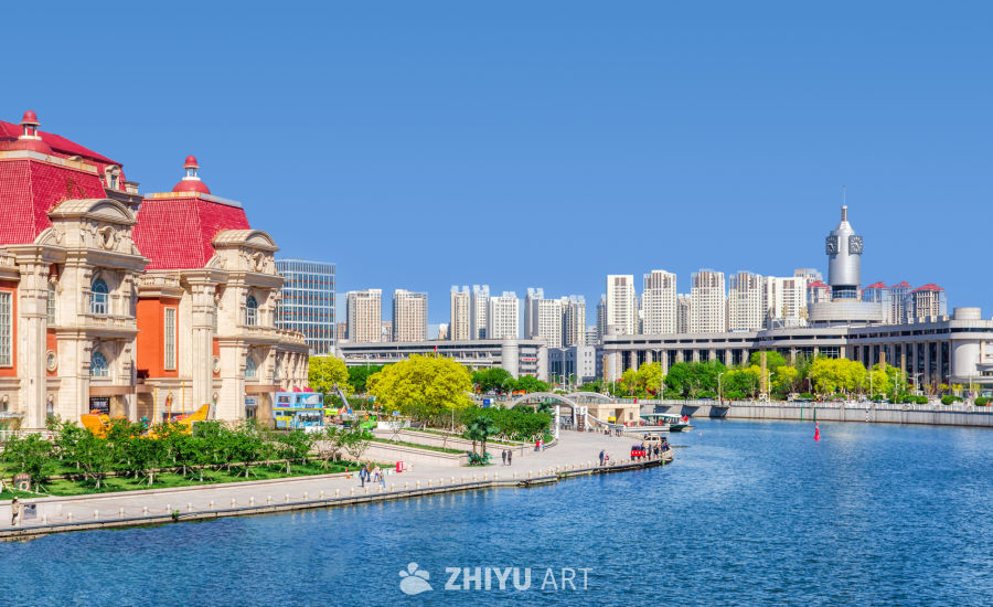 河畔城市的夏日风景