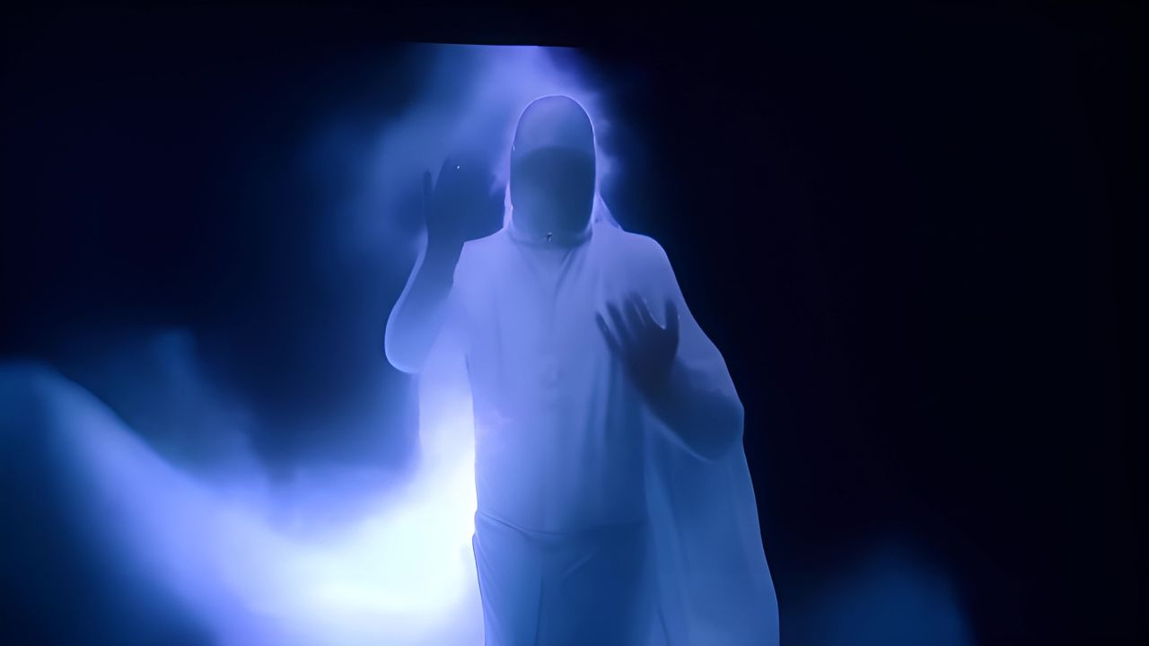 一个人穿着浅色连体服，站在一个有烟雾和强烈光线的入
