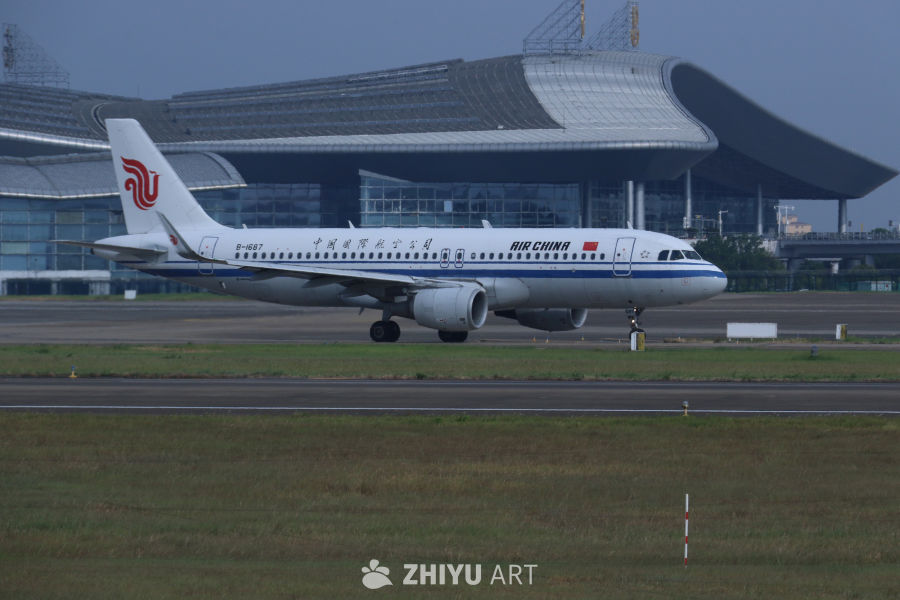 中国国际航空飞机在机场跑道上