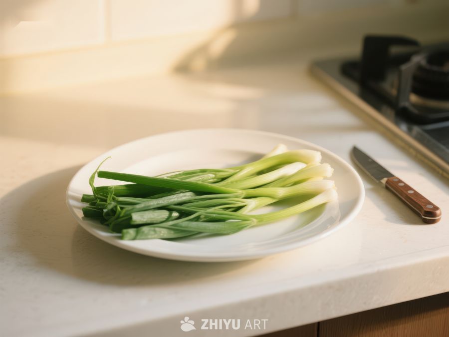 新鲜葱段置于白色盘中 423