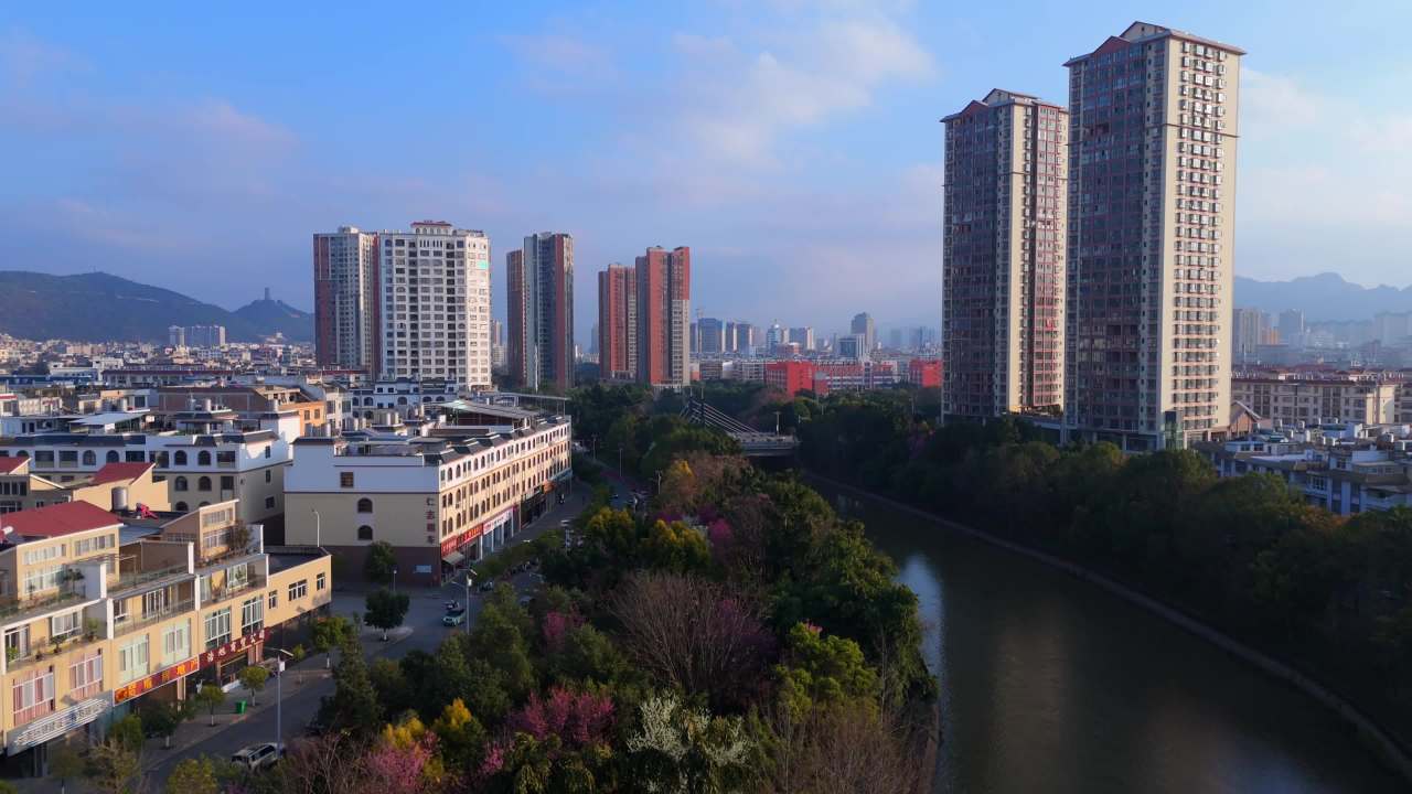 城市河畔的宁静时光