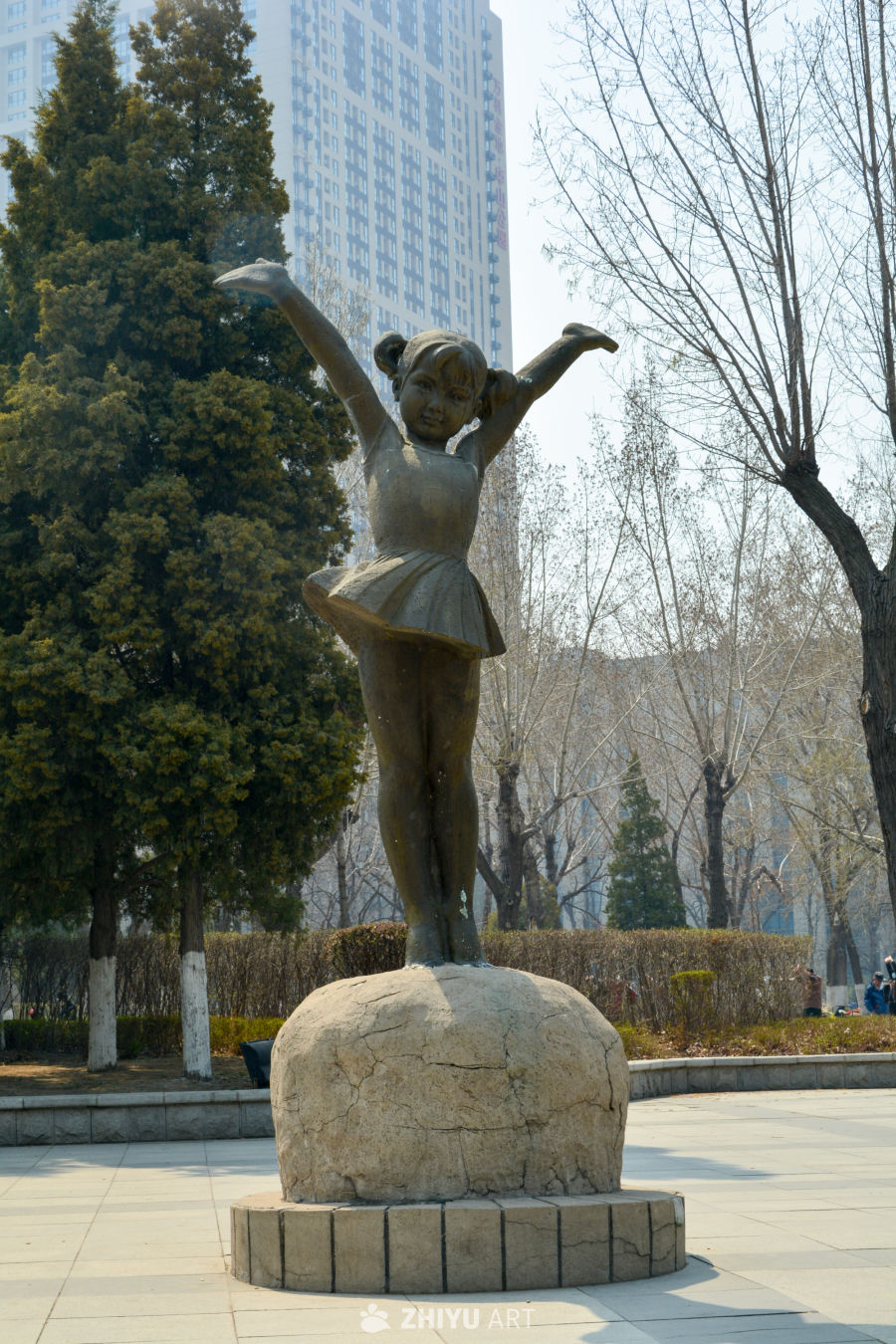 城市公园女孩塑像