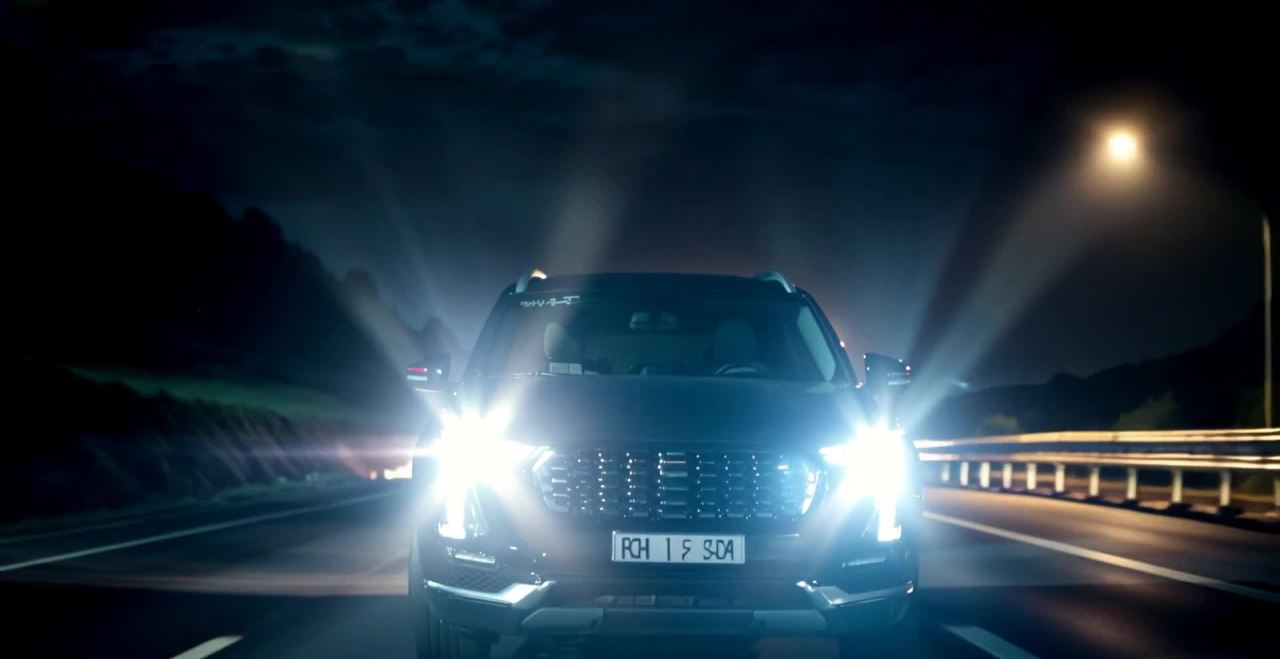 夜间高速公路行驶的SUV，车牌清晰可见。