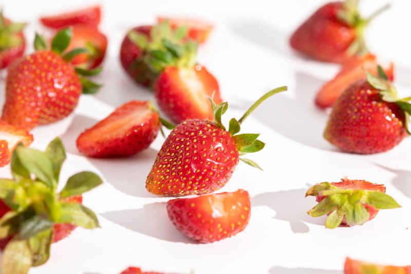 新鲜草莓水果实拍 100