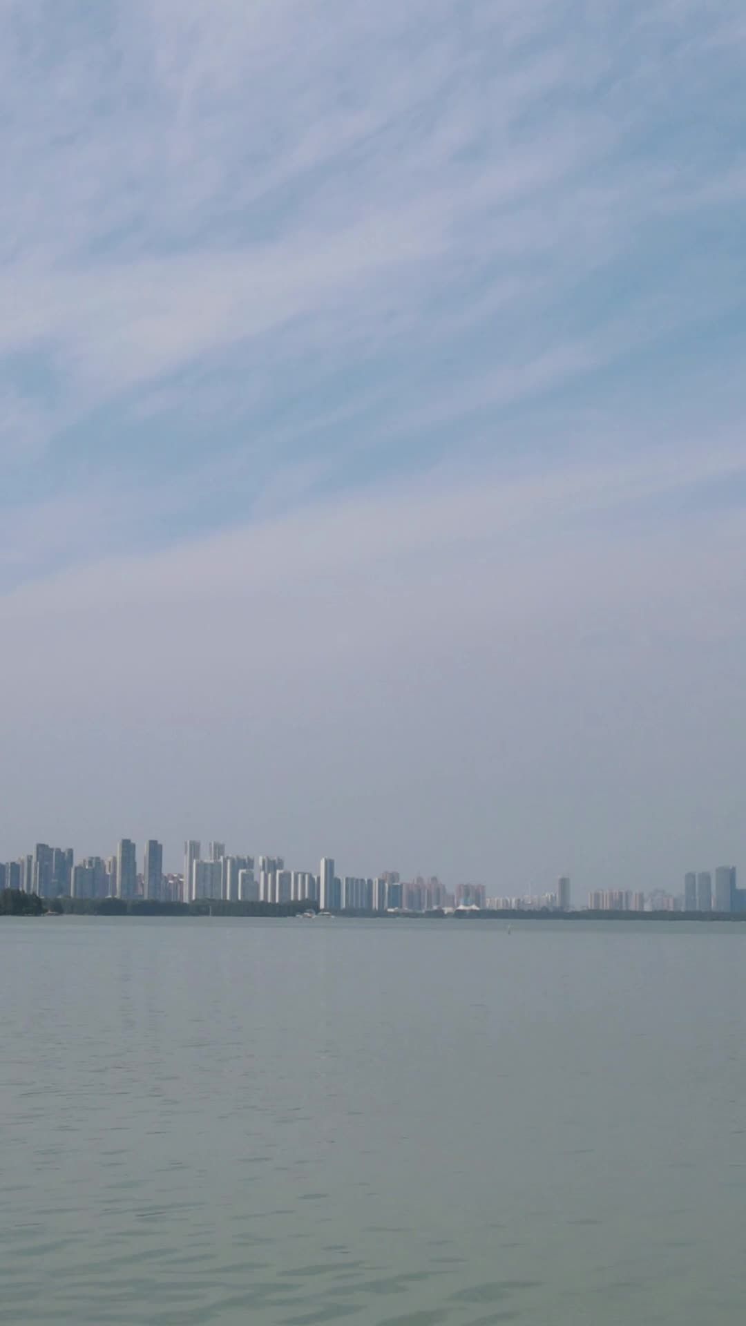 湖畔静谧的城市风光