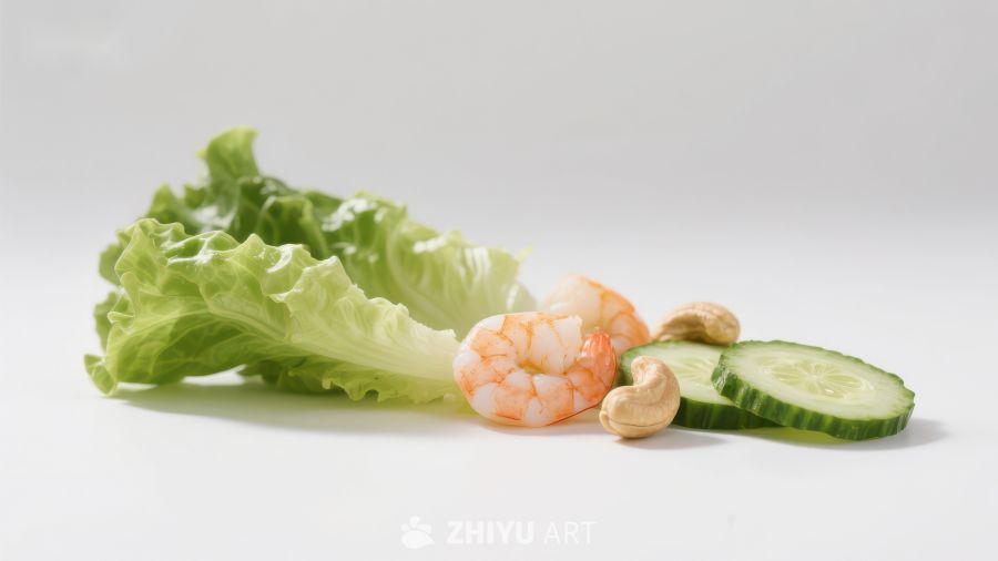 新鲜生菜配虾仁、黄瓜和坚果