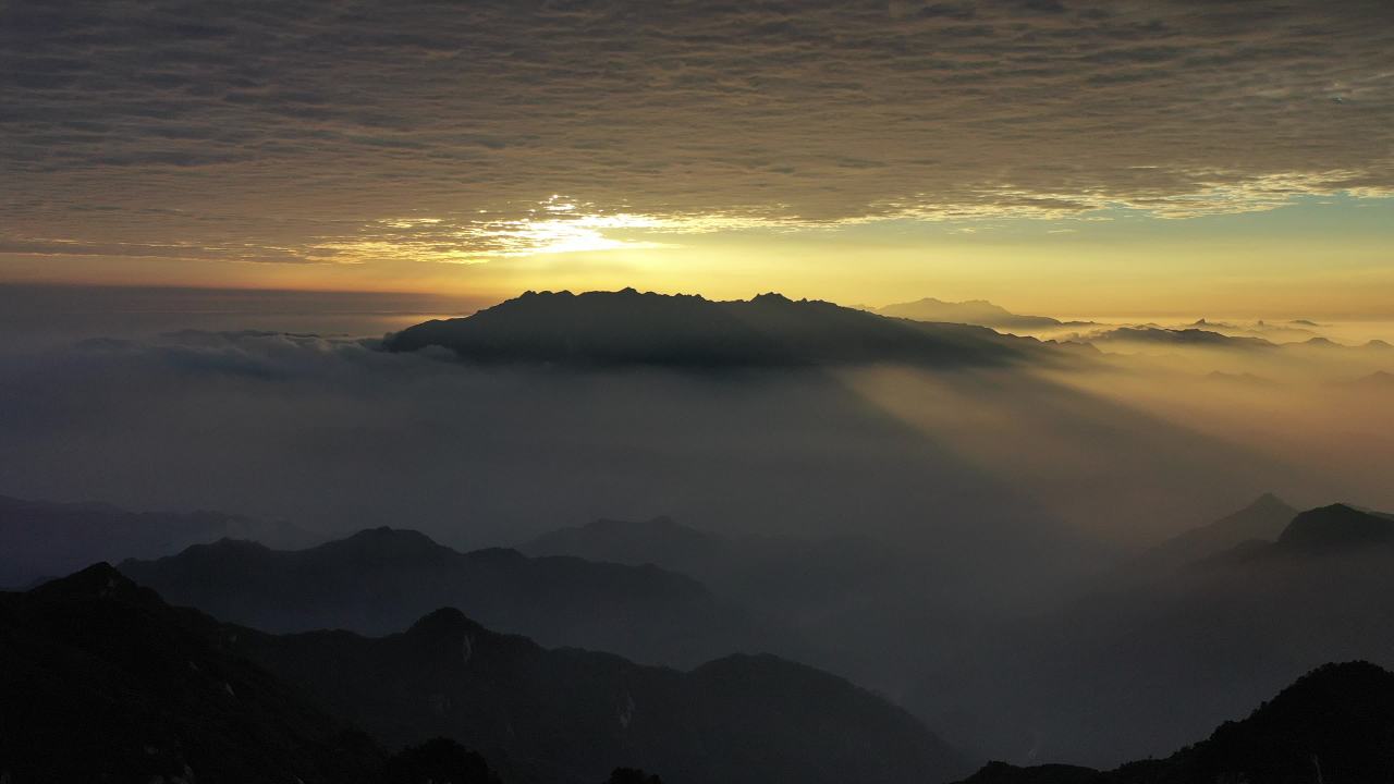 日出山峦之上