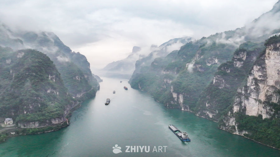江河穿山行，云雾缭绕间