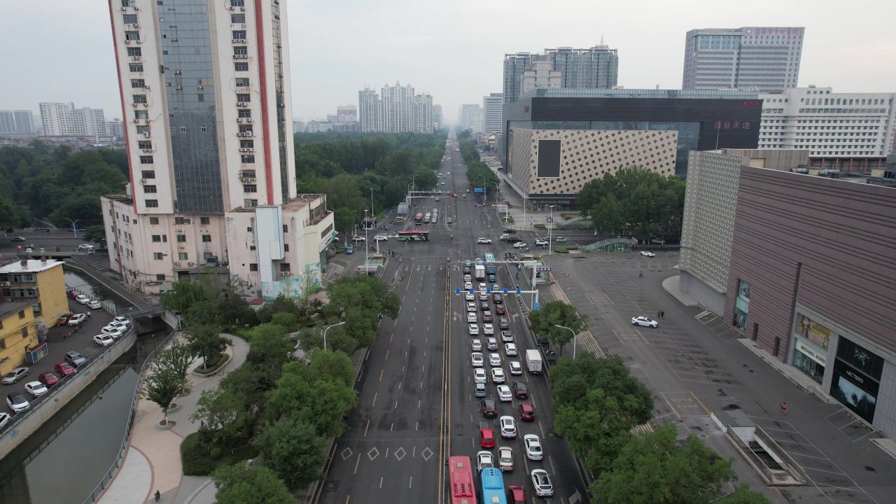 山东淄博城市交通车辆行驶航拍  