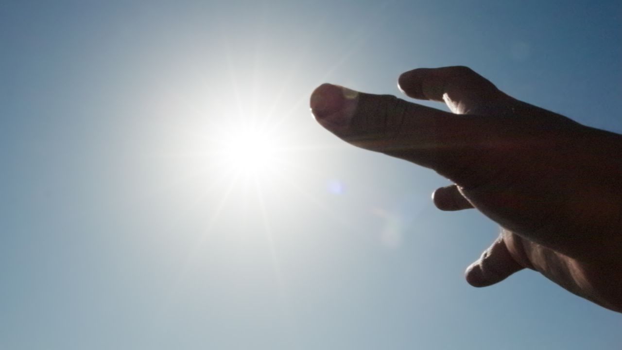 用手触摸太阳向往希望 7