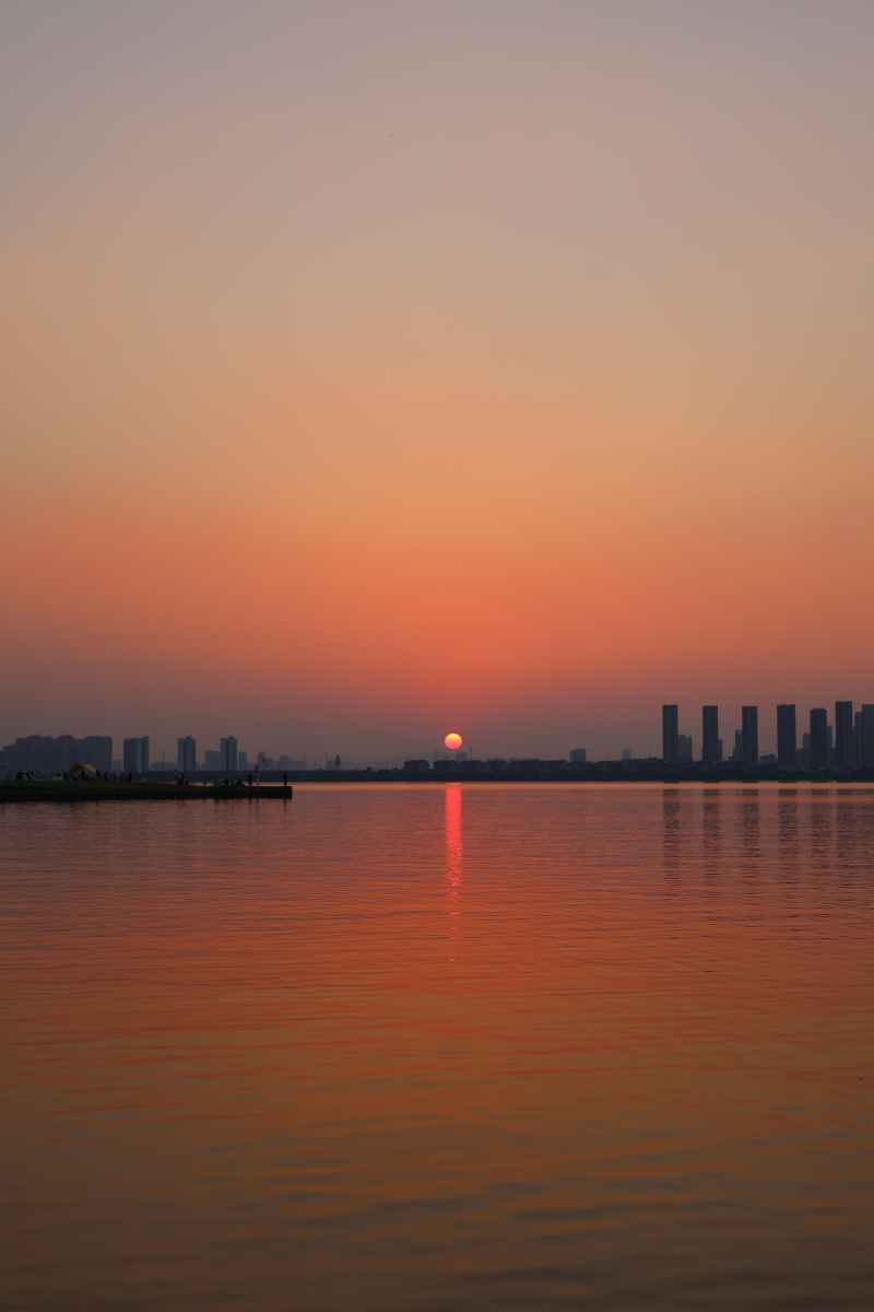 湖畔日落